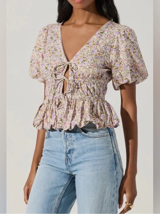 Astr Tops - NWOT Lavender Floral Tie Front Puff Sleeve Top Size Small